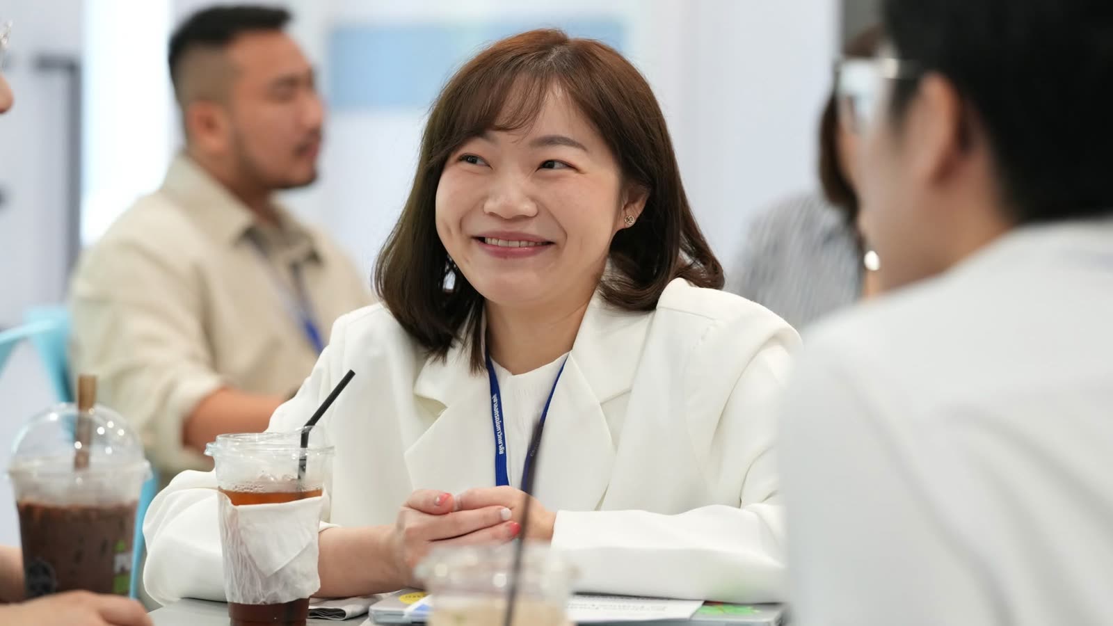ผู้เข้าร่วมยิ้มขณะคุยกันในกลุ่ม