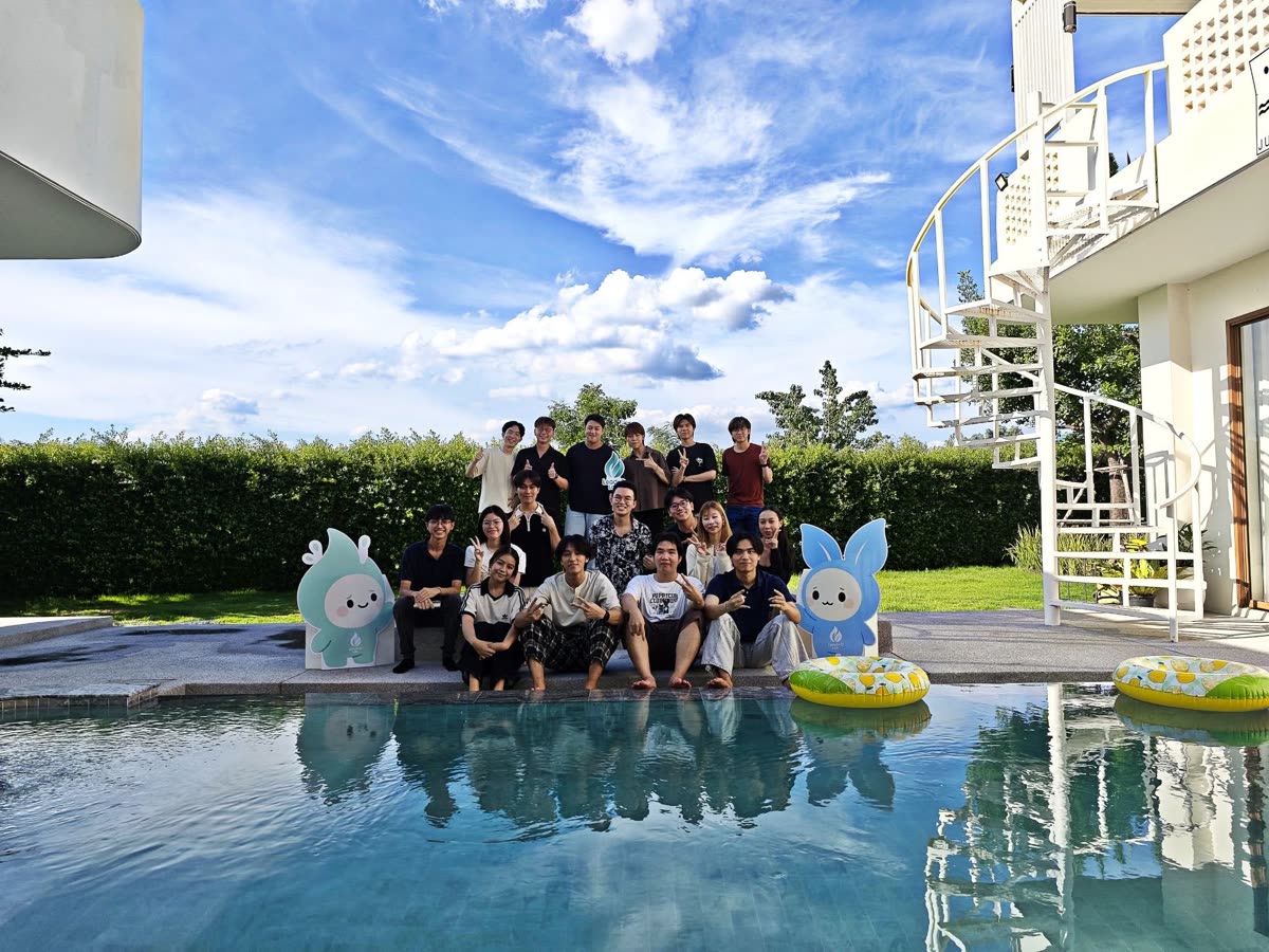 ทีม Lead+D ถ่ายรูปรวมกันริมสระน้ำกับตุ๊กตามาสคอตของ Lead+D