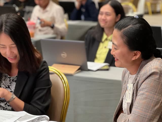 ผู้เข้าร่วมยิ้มระหว่างทำงานกลุ่ม