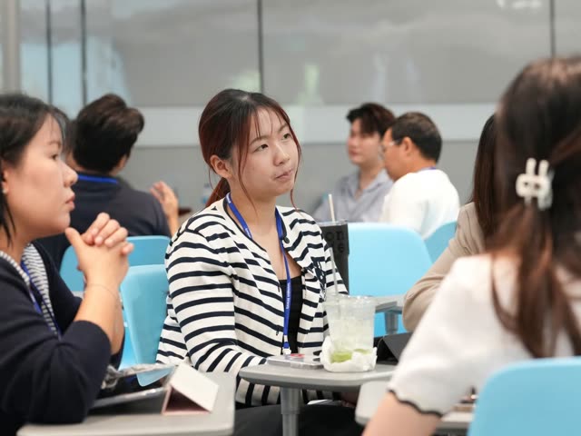 ผู้เข้าร่วมคุยกันที่โต๊ะกลุ่ม